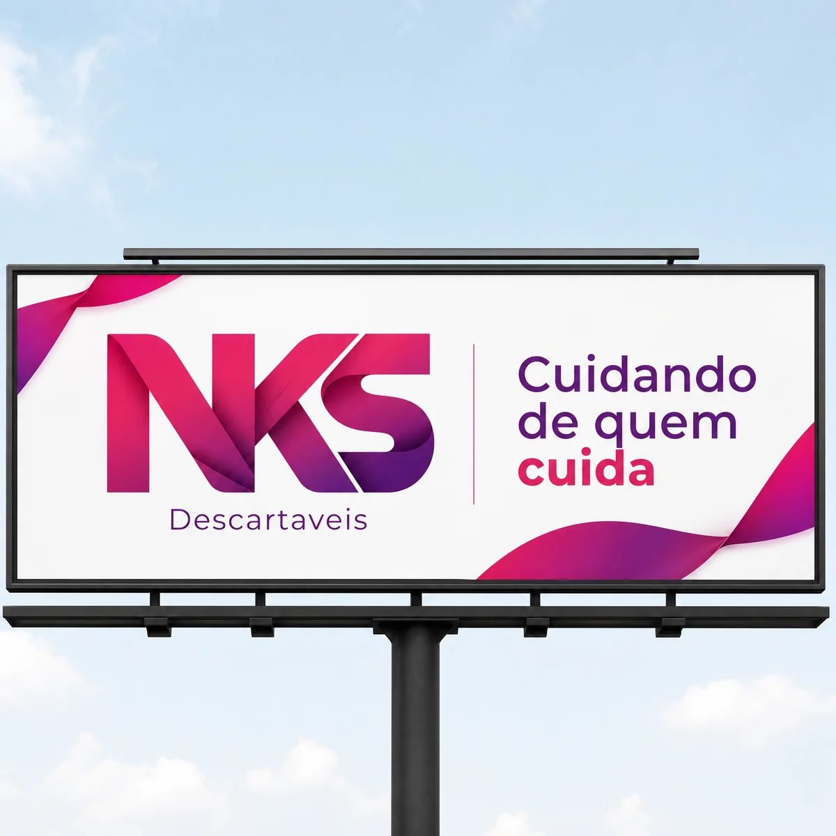 Outdoor com anúncio da NKS Descartáveis — Cuidando de quem cuida